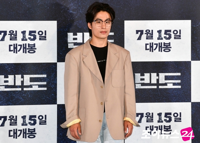 배우 구교환이 9일 오후 서울 용산구 CGV에서 열린 영화 '반도(감독 연상호)' 언론시사회 및 기자간담회에서 기념촬영을 하고 있다.