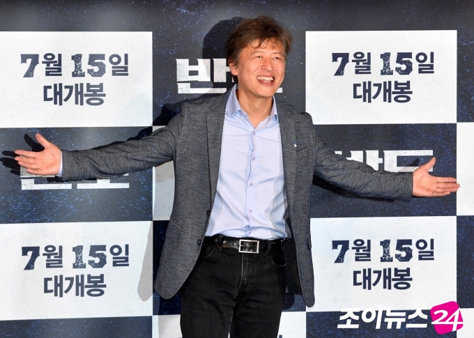배우 권해효가 9일 오후 서울 용산구 CGV에서 열린 영화 '반도(감독 연상호)' 언론시사회 및 기자간담회에서 기념촬영을 하고 있다.
