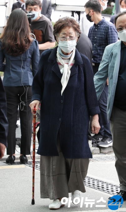 이용수 할머니가 10일 오후 서울 종로구 서울대병원 장례식장에 마련된 고 박원순 서울시장 빈소를 조문하고 있다.