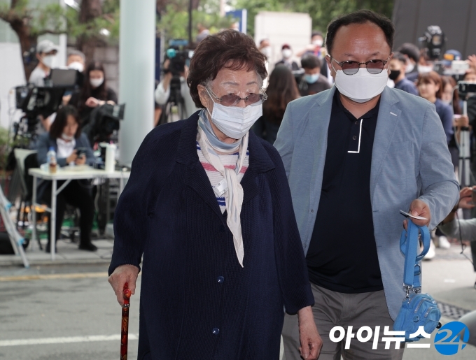 이용수 할머니가 10일 오후 서울 종로구 서울대병원 장례식장에 마련된 고 박원순 서울시장 빈소를 조문하고 있다.