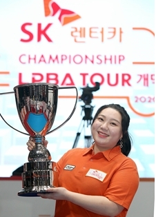 천재 당구 소녀로 불린 김예은이 2020-21시즌 LPBA 개막투어 'SK 랜터카 오픈'에서 우승을 차지한 뒤 트로피를 들어올리고 있다.  [사진=PBA]
