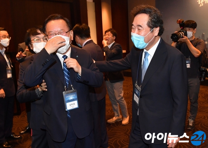 더불어민주당 당권에 도전한 이낙연 의원과 김부겸 전 의원이 15일 오후 서울 중구 신라호텔에서 열린 한국경영자총협회(이하 경총) 창립 50주년 기념행사에서 반갑게 인사를 나누고 있다.