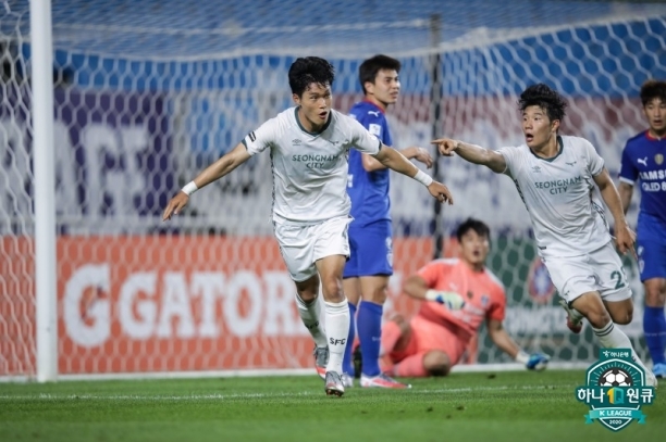 성남 FC 이창용(왼쪽 첫 번째)이 19일 수원 삼성과의 경기에서 득점 후 환호하고 있다. [사진=한국프로축구연맹]