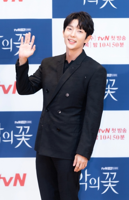 배우 이준기가 22일 온라인으로 진행된 tvN 새 수목드라마 '악의 꽃' 제작발표회에 참석해 포즈를 취하고 있다. [사진=tvN]