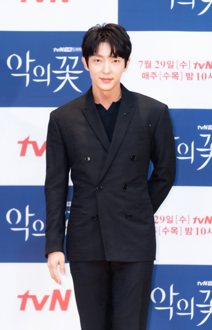 배우 이준기가 22일 온라인으로 진행된 tvN 새 수목드라마 '악의 꽃' 제작발표회에 참석해 포즈를 취하고 있다. [사진=tvN]