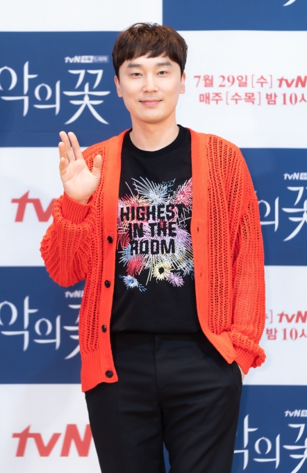 배우 서현우가 22일 온라인으로 진행된 tvN 새 수목드라마 '악의 꽃' 제작발표회에 참석해 포즈를 취하고 있다. [사진=tvN]