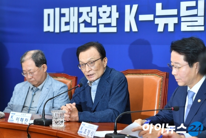 이해찬 더불어민주당 대표가 24일 오전 서울 여의도 국회에서 열린 미래 전환 K-뉴딜위원회 제2차 회의에서 발언하고 있다.