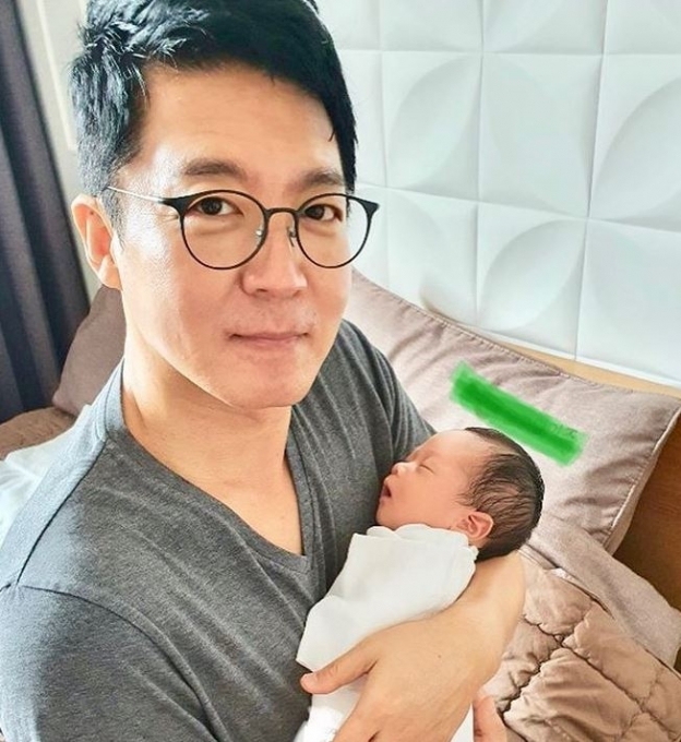 신동진 아나운서가 SNS를 통해 자신의 늦둥이 육아일상을 공개해 화제다. [사진=신동진 아나운서 인스타그램]