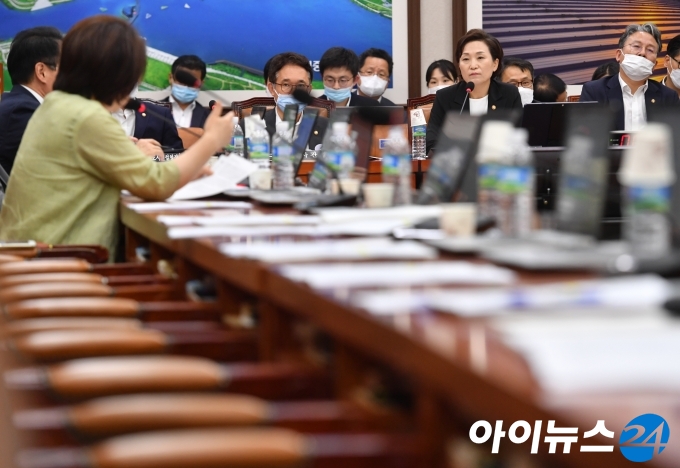 김현미 국토교통부 장관이 28일 오후 서울 여의도 국회에서 열린 국토교통위원회 전체회의에서 의원 질문에 답변하고 있다.