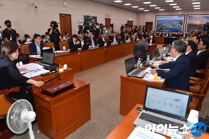 진선미 국토교통위원장이  28일 오후 서울 여의도 국회에서 열린 국토교통위원회 전체회의에서 안건을 상정하고 있다.