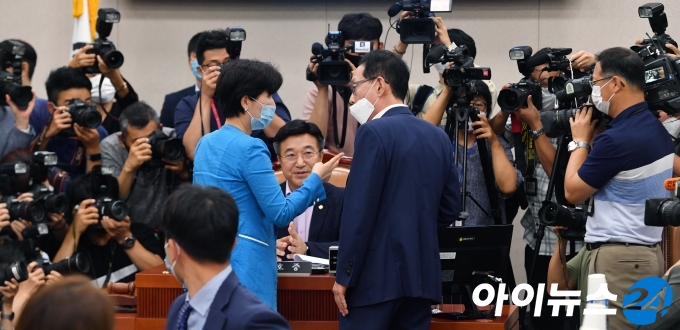 윤호중 법제사법위원장이 29일 오전 서울 여의도 국회에서 법제사법위원회 전체회의 개의를 선포하고 있다.