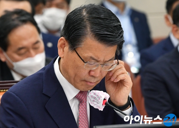 은성수 금융위원장이 29일 오전 서울 여의도 국회에서 열린 정무위원회 전체회의에 참석하고 있다.