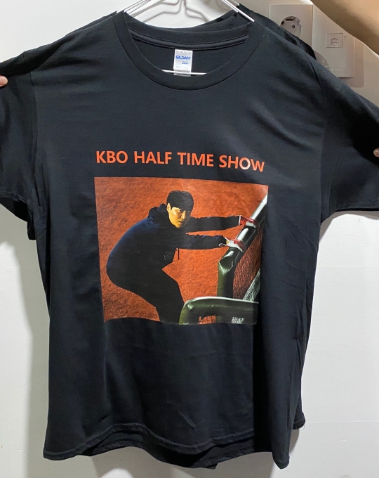 롯데 자이언츠 투수 댄 스트레일리의 자신의 통역인 배우현 씨에게 감사를 전하기 위해 특별한 티셔츠를 만들었다.  [사진=롯데 자이언츠]