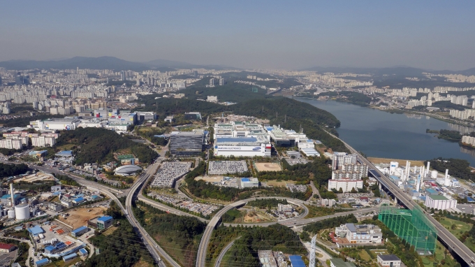 25일 업계에 따르면 삼성전자 기흥캠퍼스 LED 기술동에 근무하는 직원 한 명이 전날 증상을 느껴 검사를 받고, 이날 오전 확진 판정을 받았다. [사진=삼성전자]