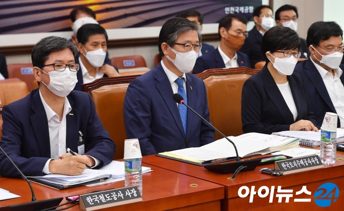 3일 오전 서울 여의도 국회에서 열린 국토교통위원회 전체회의에 소관기관 부처장들이 참석하고 있다.