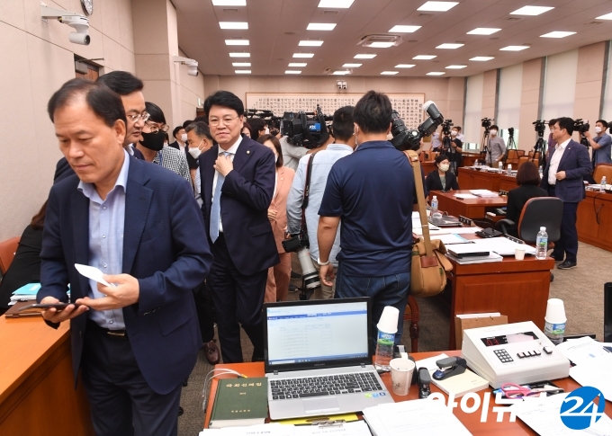 미래통합당 의원들이 3일 오후 서울 여의도 국회에서 열린 법제사법위원회 전체회의가 잠시 정회된 뒤 회의장을 나가고 있다.