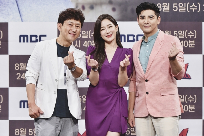 배우 손윤상-김하영-박재현이 4일 오후 온라인으로 진행된 MBC 디지털예능 '돈플릭스2'의 영화 프로젝트 '끈' 제작발표회에 참석해 포즈를 취하고 있다. [사진 제공=MBC]