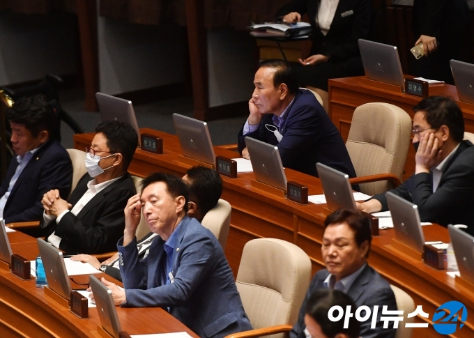 박덕흠 미래통합당 의원 등이 4일 오후 서울 여의도 국회에서 열린 본회의에서 부동산 3법에 대한 찬성 토론을 듣고 있다.