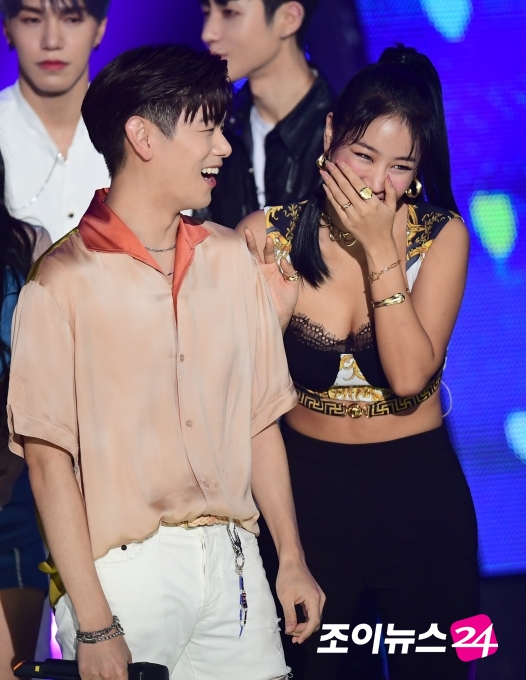 가수 에릭남과 소유가 4일 오후 서울 마포구 상암동 SBS 프리즘 타워에서 열린 SBS MTV 음악프로그램 '더쇼' 현장공개에 참석하고 있다.