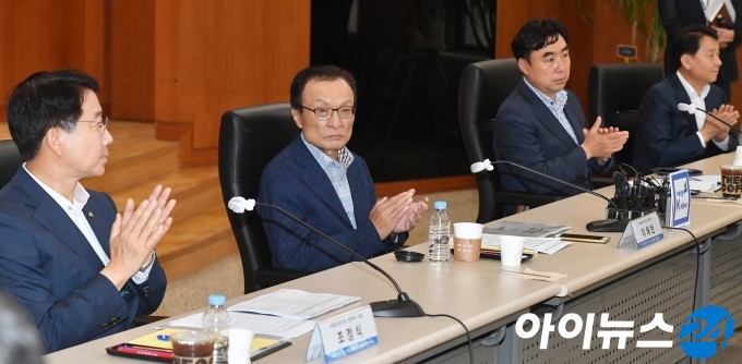 더불어민주당 미래전환 K-뉴딜위원회 뉴딜펀드 정책간담회가 5일 오전 서울 여의도 한국거래소에서 열리고 있다.