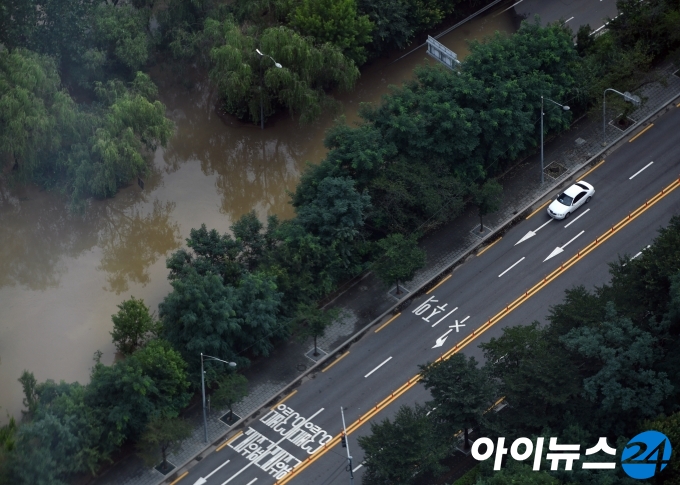 계속되는 집중호우로 팔당댐과 소양강댐 방류량이 늘면서 한강대교에 홍수주의보가 발령된 6일 서울 여의도 63빌딩에서 바라본 한강 모습.