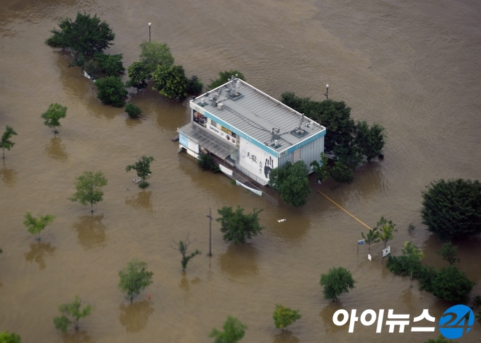 계속되는 집중호우로 팔당댐과 소양강댐 방류량이 늘면서 한강대교에 홍수주의보가 발령된 6일 서울 여의도 63빌딩에서 바라본 한강 모습.