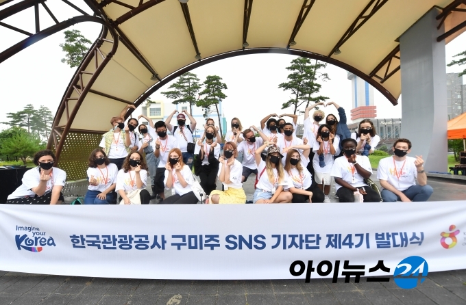 한국관광공사가 8일 오후 강원도 동해 묵호항수변공원에서 국내 거주 구미주 출신 SNS 기자단 '헬로 코리아(Hello Korea)' 발대식을 개최했다. 올해 기자단으로 선정된  미국, 영국, 러시아, 브라질, 스페인 등 17개 국가 주한 외국인 기자단이 기념 사진을 촬영하고 있다.