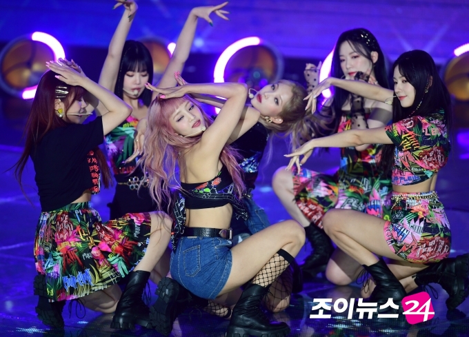 그룹 (여자)아이들이 11일 오후 서울 마포구 상암동 SBS 프리즘타워에서 열린 SBS MTV 음악프로그램 '더쇼' 현장공개에서 멋진 무대를 선보이고 있다.