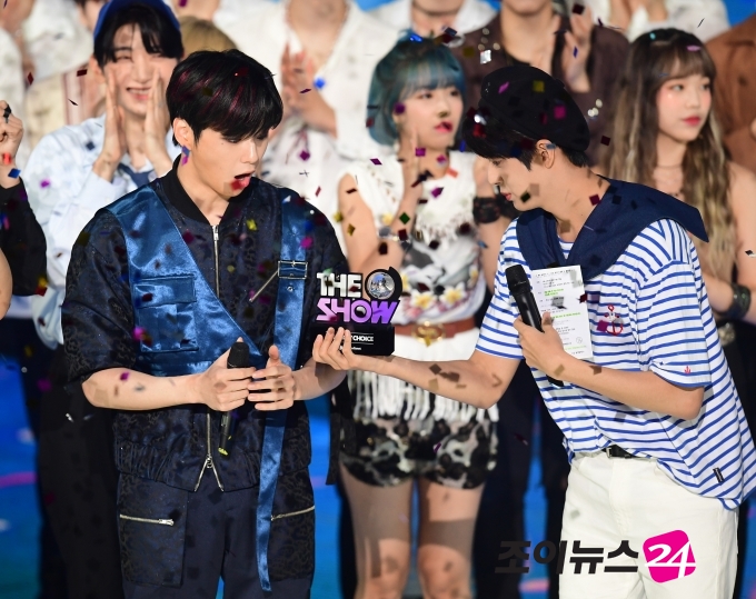 가수 강다니엘이 11일 오후 서울 마포구 상암동 SBS 프리즘타워에서 열린 SBS MTV 음악프로그램 '더쇼' 현장공개에서 1위인 '더 쇼 초이스'를 수상하고 기뻐하고 있다.