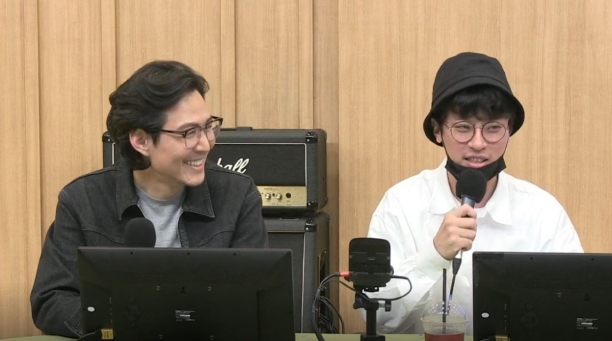 이정재(왼쪽) 박정민이 12일 방송된 SBS라디오 파워FM '두시탈출 컬투쇼'에 출연했다. [사진=SBS]