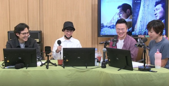 배우 이정재(왼쪽 첫 번째)와 박정민(왼쪽 두 번째)이 12일 방송된 SBS라디오 파워FM '두시탈출 컬투쇼'에 출연했다. [사진=SBS]