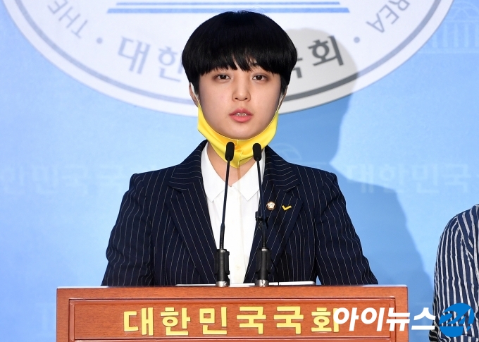 류호정 정의당 의원이 12일 오후 서울 여의도 국회 소통관에서 성범죄 처벌 강화를 위한 '형법 개정안' 발의 기자회견을 하고 있다.