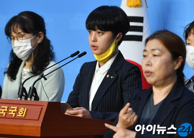 류호정 정의당 의원이 12일 오후 서울 여의도 국회 소통관에서 성범죄 처벌 강화를 위한 '형법 개정안' 발의 기자회견을 하고 있다.