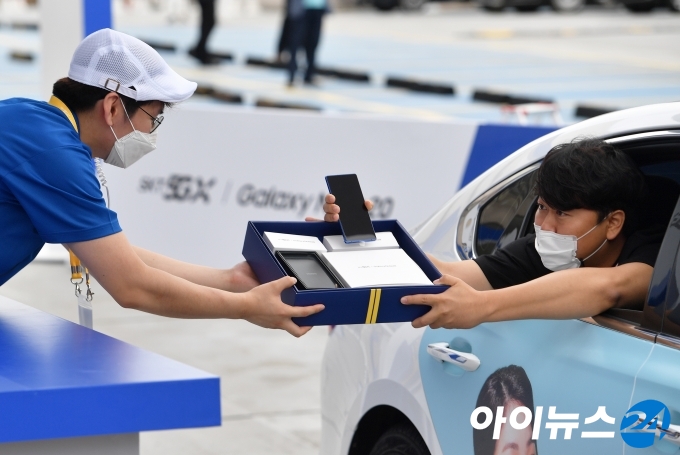 SK텔레콤이 13일 오전 서울 왕십리 비트플렉스 야외주차장에서 드라이브스루 방식으로 갤럭시 노트20을 전달하는 '갤럭시 노트20 5G 드라이브스루 개통식을 진행했다.