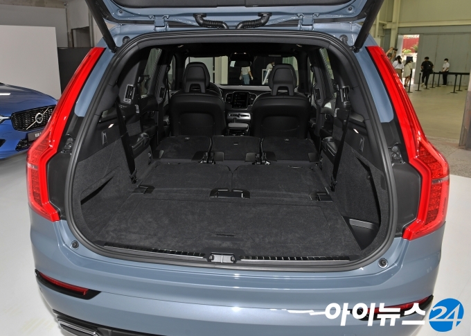 볼보자동차코리아가 13일 오전 서울 성동구 레이어10에서 플래그십 SUV XC90과 스웨디시 다이내믹 SUV XC60의 T8 R-Design 한정판 에디션 2종을 공개했다.