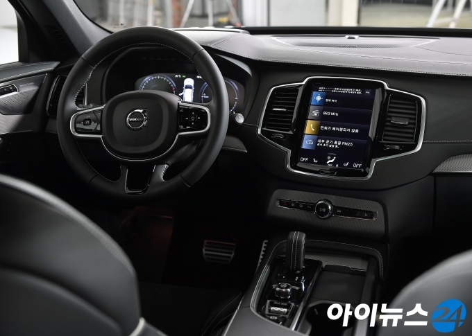 볼보자동차코리아가 13일 오전 서울 성동구 레이어10에서 플래그십 SUV XC90과 스웨디시 다이내믹 SUV XC60의 T8 R-Design 한정판 에디션 2종을 공개했다.