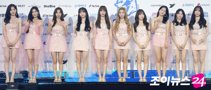 그룹 우주소녀가 13일 오후 서울 방이동 올림픽홀에서 열린 2020 소리바다 어워즈 블루카펫 행사에서 포즈를 취하고 있다. [2020소리바다어워즈]
