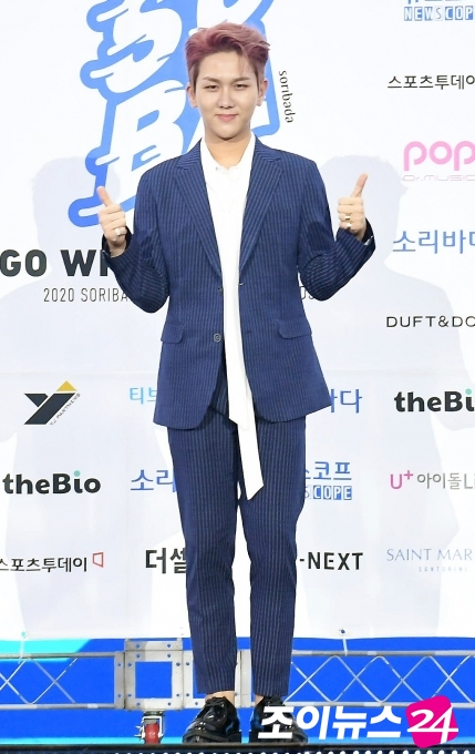 가수 김수찬이 13일 오후 서울 방이동 올림픽홀에서 열린 2020 소리바다 어워즈 블루카펫 행사에서 포즈를 취하고 있다. [2020소리바다어워즈]