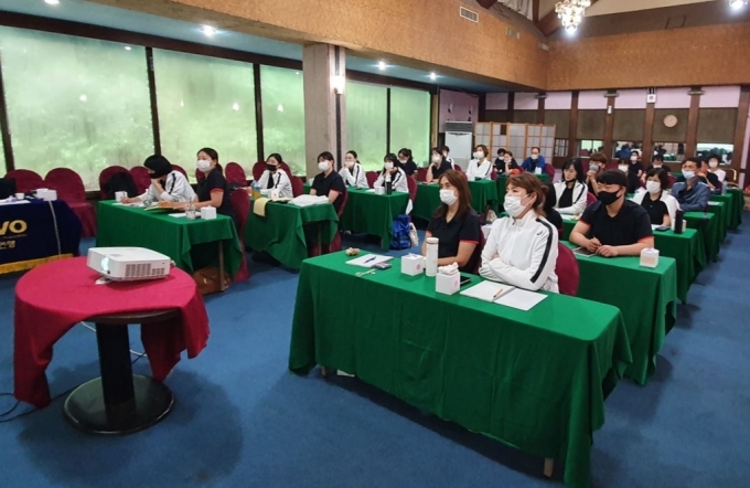 한국배구연맹은 지난 12일부터 14일까지 유소년 배구 강사들이 참석한 가운데 2020 KOVO 유소년 배구교실 강사 워크숍을 진행했다. [사진=한국배구연맹(KOVO)]