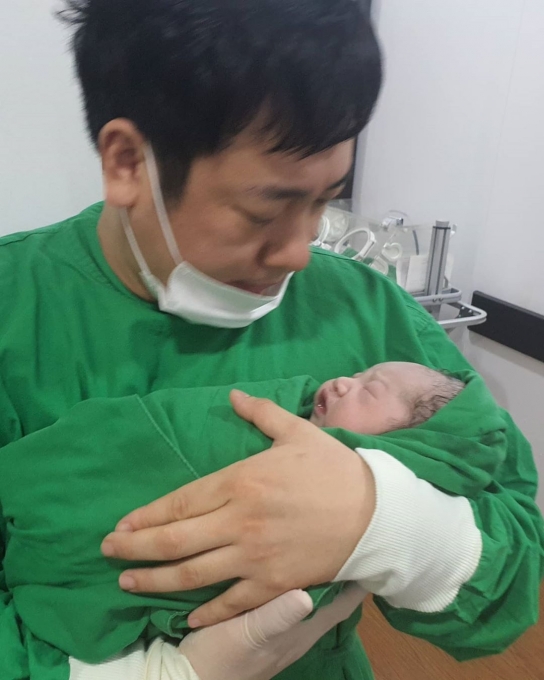 지난 19일 개그맨 김진이 갓 출산한 첫 딸을 안고 있다. [사진 = 김진 인스타그램]