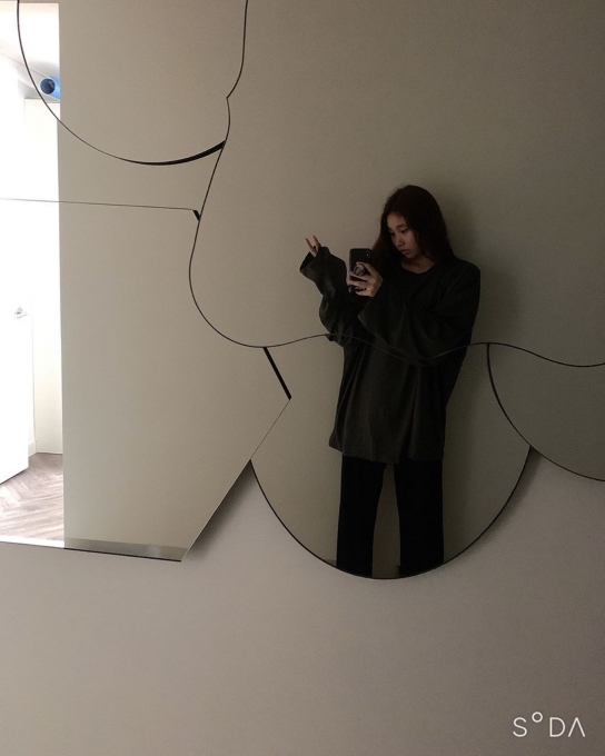 배우 이아현의 딸이 거울 앞에서 포즈를 취하고 있다.  [사진 = 이아현 인스타그램 ]