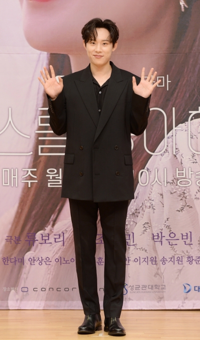 배우 김성철이 24일 오후 온라인으로 진행된 SBS 새 월화드라마 '브람스를 좋아하세요?' 제작발표회에 참석해 포즈를 취하고 있다. [사진 제공=SBS]