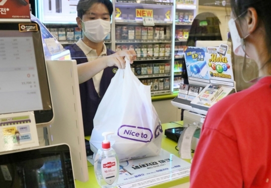 CU는 오는 26일부터 순차적으로 전국 매장에 '비말 차단막'을 설치한다. [사진=CU]