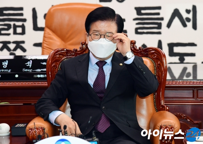 박병석 국회의장이 26일 국회 의장실에서 열린 국회의장-여야 원내대표 정례회동에서 안경을 만지고 있다.