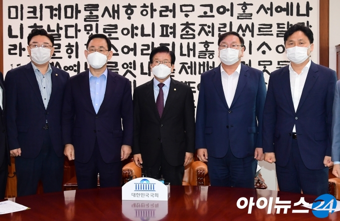 박병석 국회의장과 여야 원내대표가 26일 국회 의장실에서 정례회동을 갖고 기념촬영을 하고 있다.