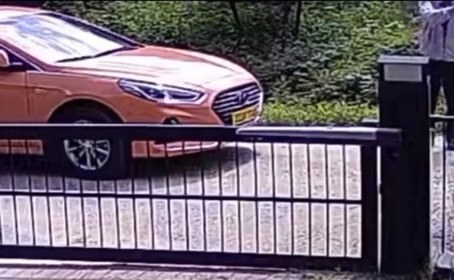 가수 김동완이 마스크 미착용한 채 자신의 집 앞을 서성이는 한 택시운전사의 CCTV 영상을 공개했다.  [사진 = 김동완 인스타그램]