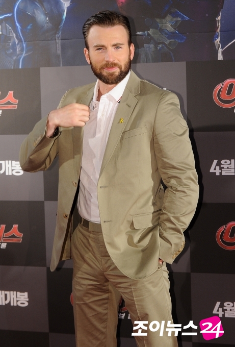 크리스에반스가 한국에서 열린 영화 '어벤져스-에이지 오브 울트론' 레드카펫에 참석해 포즈를 취하고 있다. 