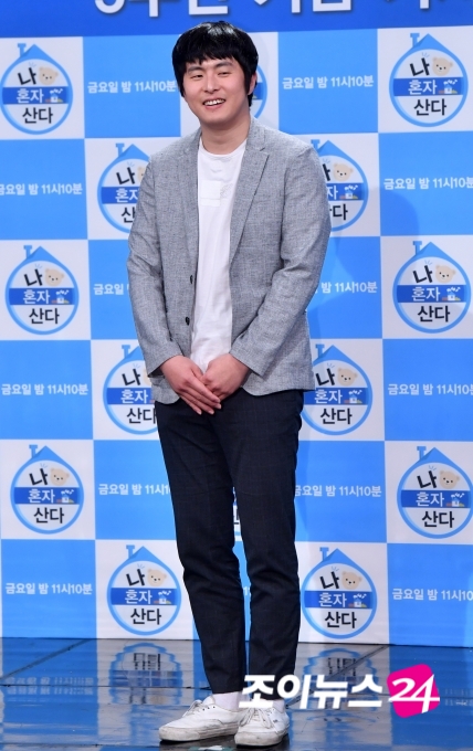 웹툰작가 기안84가 19일 오후 서울 상암동 MBC에서 열린 MBC 예능프로그램 '나 혼자 산다' 5주년 기념 기자간담회에 참석해 포즈를 취하고 있다. [사진=조성우 기자]