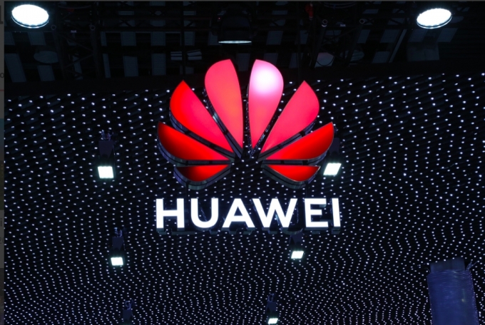 9일 업계에 따르면 삼성디스플레이와 LG디스플레이는 중국 화웨이에 프리미엄 스마트폰용 패널 공급을 중단할 계획인 것으로 전해졌다. [사진=화웨이]