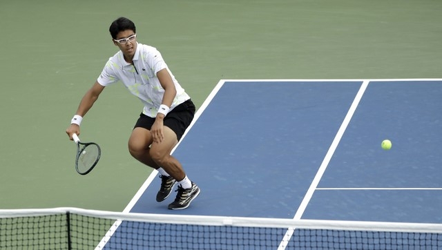 한국 테니스 간판 스타 정현이 22일(한국시간) 열린 프랑스오픈 남자 단식 예선 1회전을 통과했다. 그는 이날 경기로 올해 개인 첫 승을 신고했다. [사진=뉴시스]
